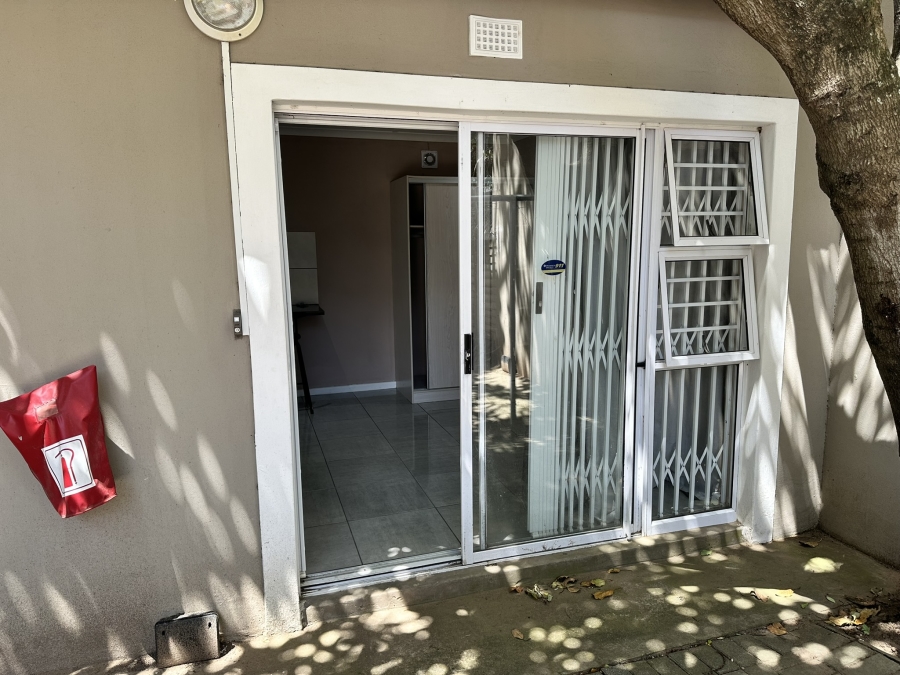 To Let 1 Bedroom Property for Rent in Southernwood Eastern Cape